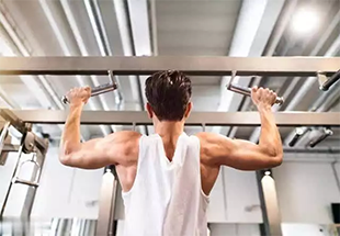 Hur många pull-ups kan du göra? Upptäck 7 fördelar som gör det värt ansträngningen