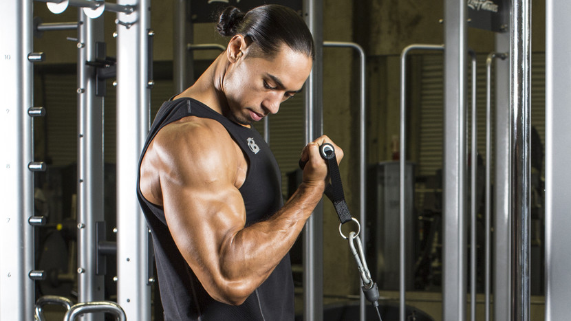 Hur man använder en bicep curl -maskin för effektiv armträning